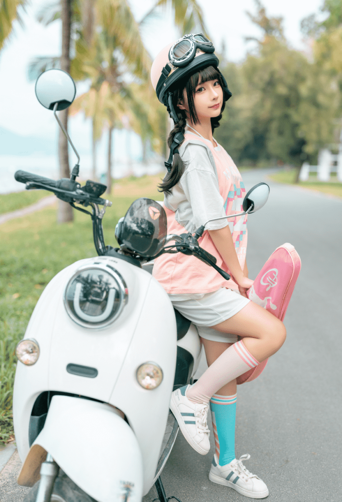 户外电动车氛围感大片!蠢沫沫小电车 cos 甜妹感直接拉满