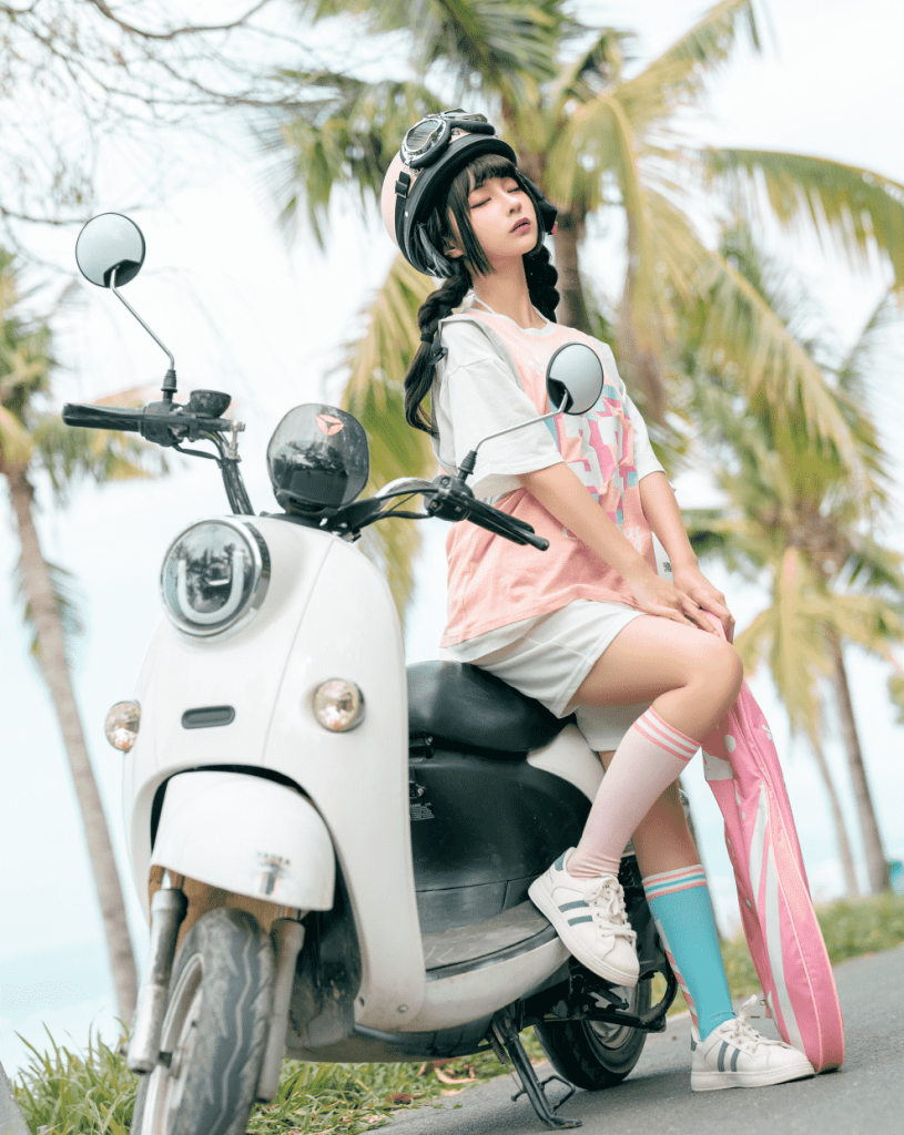 户外电动车氛围感大片!蠢沫沫小电车 cos 甜妹感直接拉满