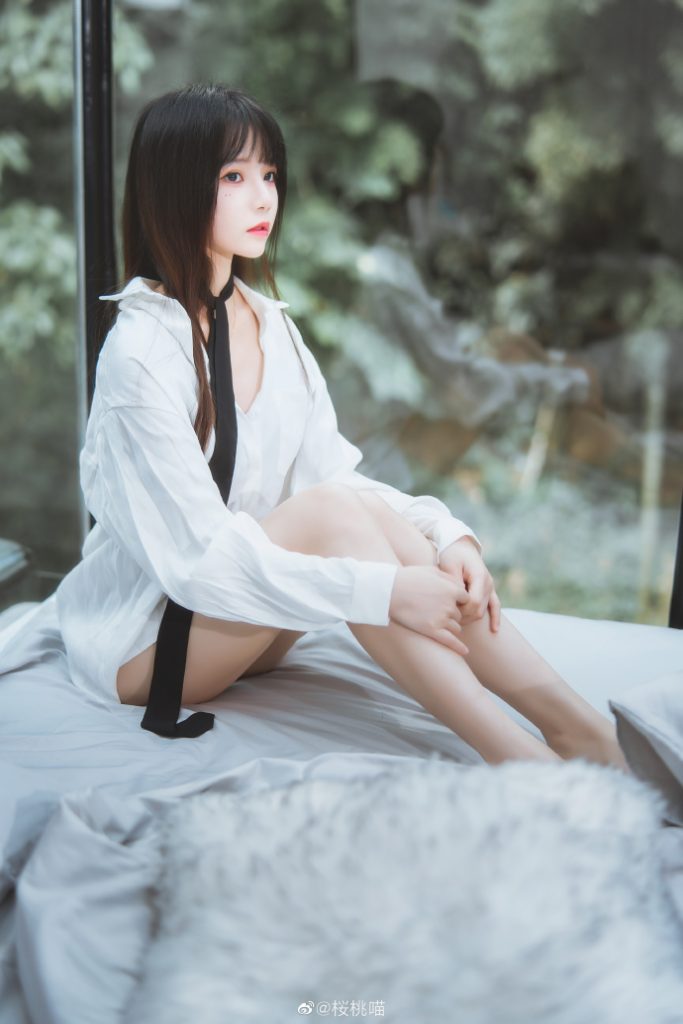 桜桃喵自带干净稚嫩气质，成套 cos 造型看着格外清爽舒服