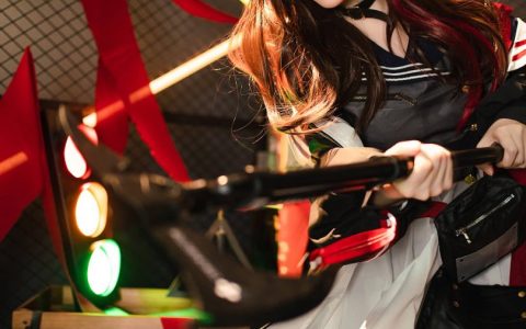 明日方舟先锋干员同人cos，星之迟迟细腻演绎凛冬造型