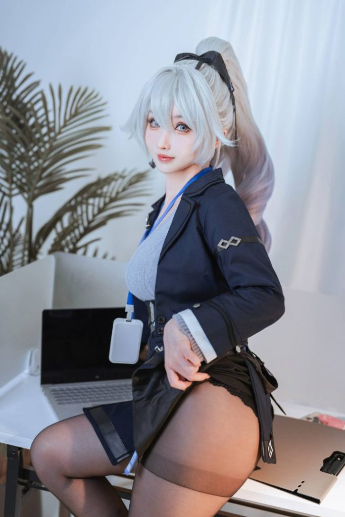 rioko凉凉子星穹铁道新作,职场款布洛妮娅清冷气质cos 图集
