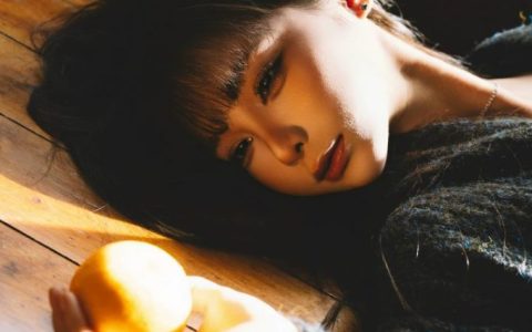 午后居家风cos推荐，蠢沫沫黑毛衣橘子造型柔和治愈大片！