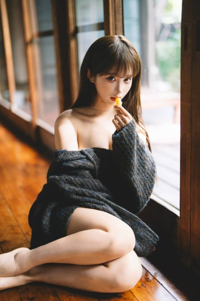 午后居家风cos推荐,蠢沫沫黑毛衣橘子造型柔和治愈大片!