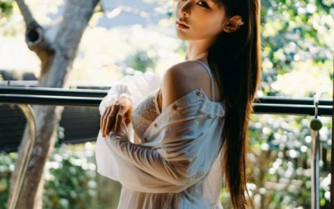 蠢沫沫《阳》唯美cos作品，通透白裙衬托灵动少女纯粹魅力