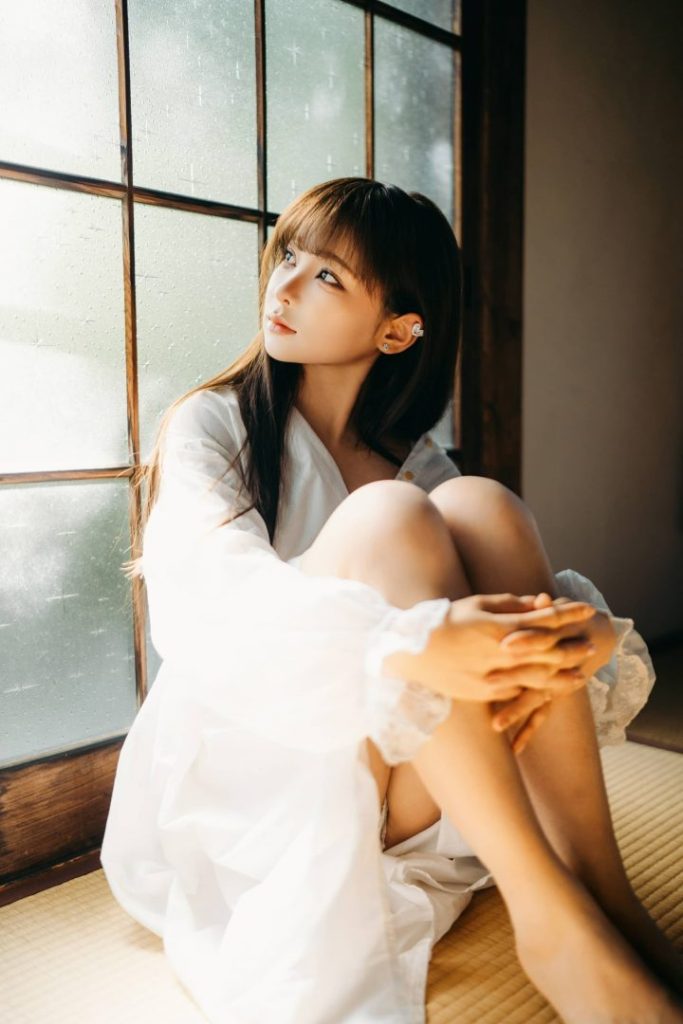 蠢沫沫《阳》唯美cos作品,通透白裙衬托灵动少女纯粹魅力