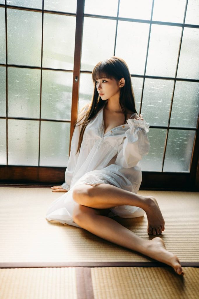 蠢沫沫《阳》唯美cos作品,通透白裙衬托灵动少女纯粹魅力