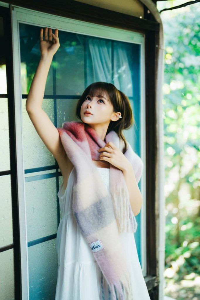 蠢沫沫冬日窗边cos赏析,清冷温柔少女季节氛围感写真