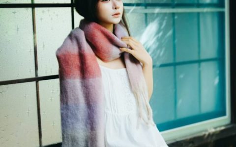 蠢沫沫冬日窗边cos赏析,清冷温柔少女季节氛围感写真