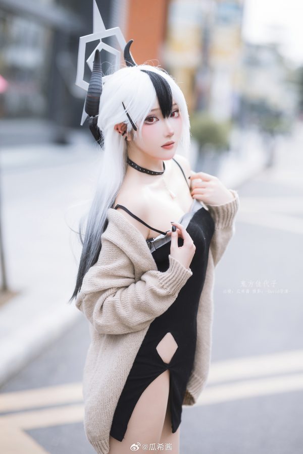 蔚蓝档案优质同人cos,瓜希酱精准演绎鬼方佳代子日常反差感