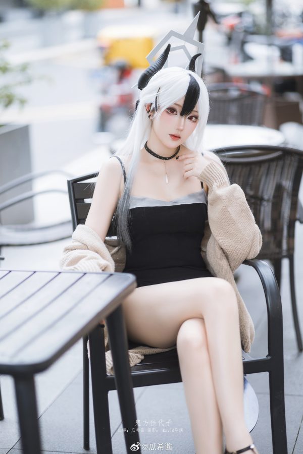 蔚蓝档案优质同人cos,瓜希酱精准演绎鬼方佳代子日常反差感