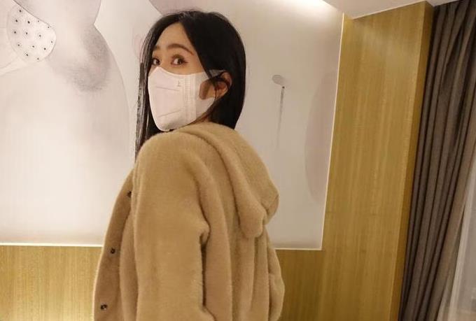 rosi小莉口罩氛围感写真,自然光情绪人像创作特色解析