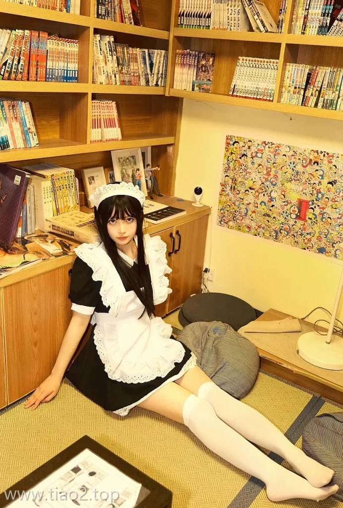 白莉爱吃巧克力全新cos套图,打工女仆装扮软萌感十足
