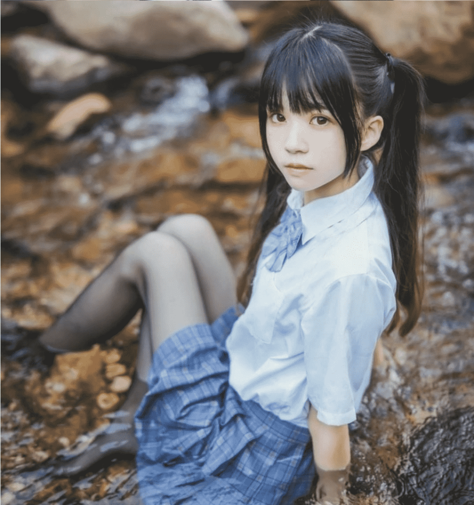 桜桃喵自带干净稚嫩气质，成套 cos 造型看着格外清爽舒服