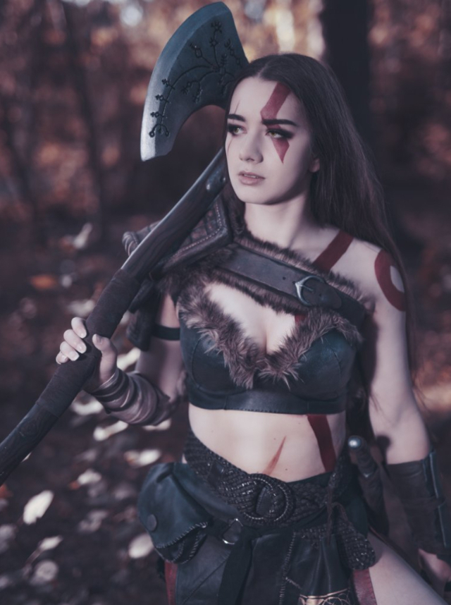 MissMikkaa绯红沙漠女武神COS,野性力量美拉满