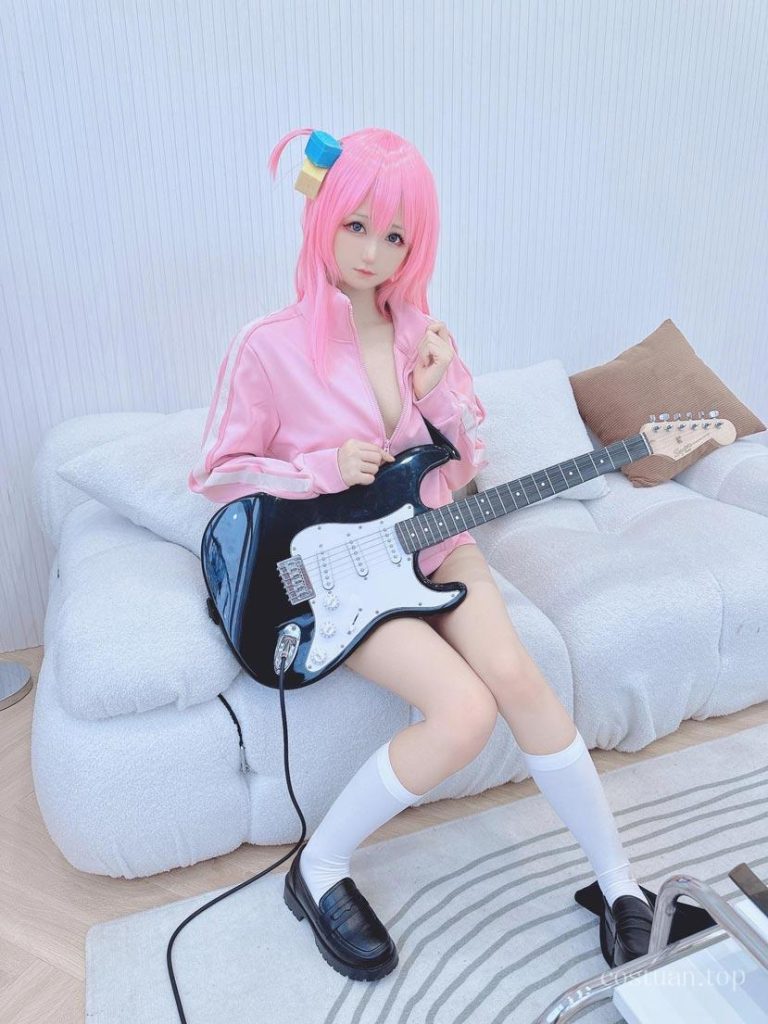越南混血COSER KuukoW，百套特色作品值得一看